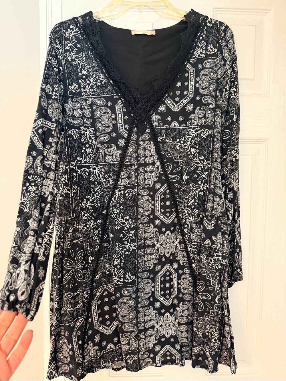 Altar'd State Black & White Paisley Lace-Trim Long Sleeve top